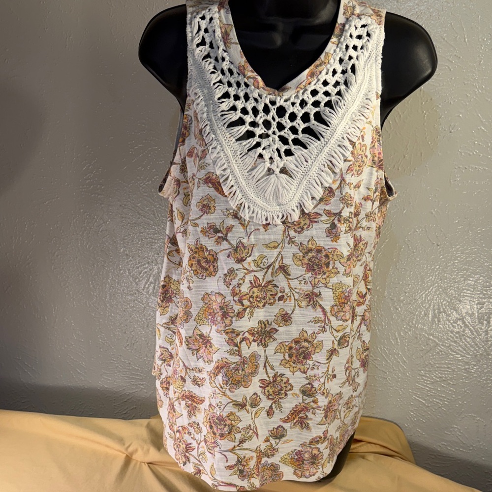 Maurices women’s tank top L floral Macrame Crochet V-neck sleeveless